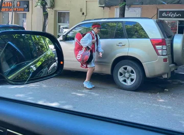 92-летняя Лана Гогоберидзе идущая к теннисным кортам - «Какая энергия, какой настрой и радость жизни»