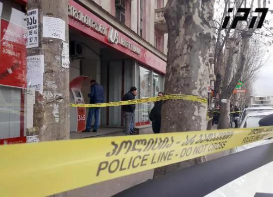 Из «Либерти банка»  украдено 3.5 миллиона лари - за потерю денег подали жалобу на бывшего менеджера и 14 сотрудников