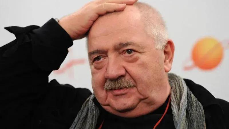 Почему вы так возбуждены из-за нас, когда приезжают российские театры, вы ведь встречаете их аплодисментами? - Роберт Стуруа