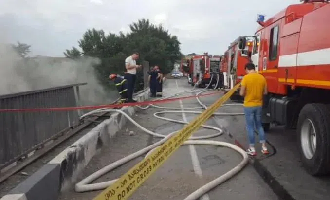 С моста, соединяющего Рустави-Гачиани упал трайлер, погиб один человек