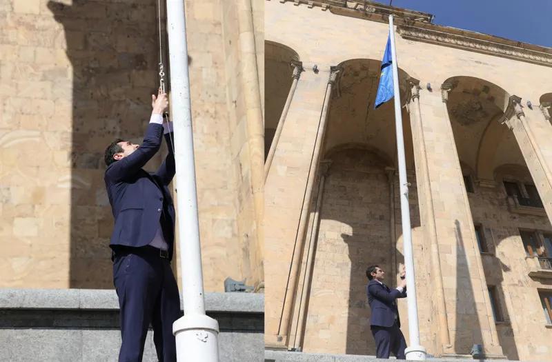 Каха Кучава собственноручно поднял перед парламентом флаг ЕС, снятый противниками прайда