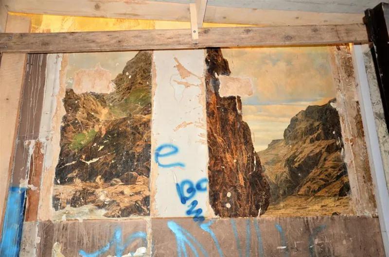 «Вот какое чудо  явилось на входе в бывшую гостиницу «Лондон», под слоем, нанесенным коммунистами!» - что обнаружили реставраторы