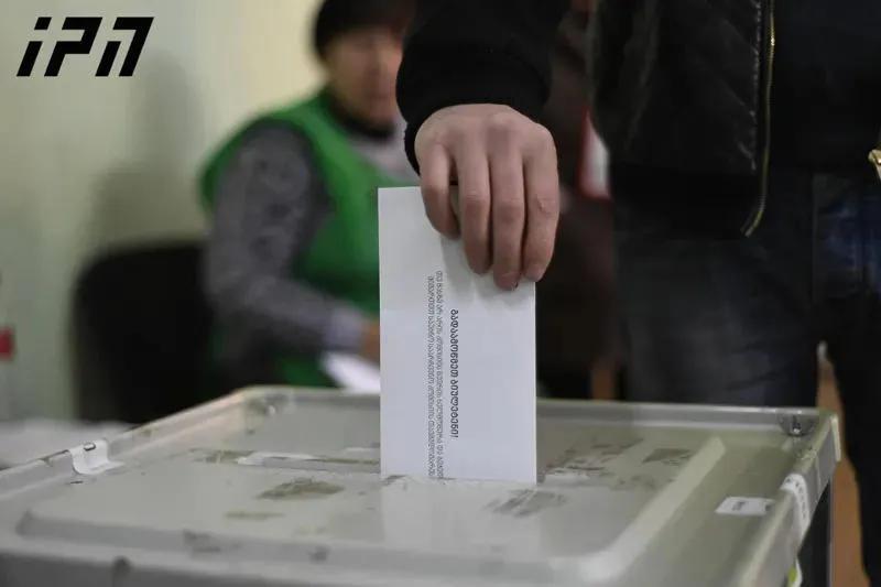 Согласно опросу, на выборах мэра Тбилиси 40% проголосовали бы за Каху Каладзе, 17% - за Нику Мелия и 13% - за Георгия Гахария