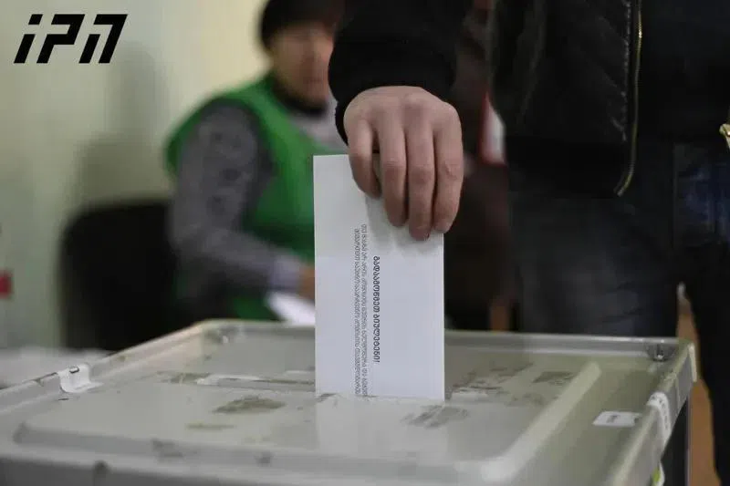 Согласно опросу, на выборах мэра Тбилиси 40% проголосовали бы за Каху Каладзе, 17% - за Нику Мелия и 13% - за Георгия Гахария