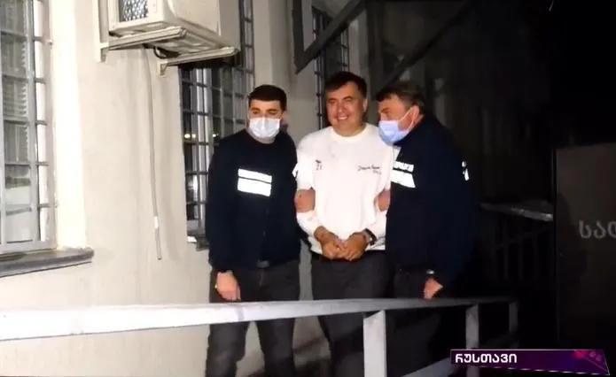 Михаил Саакашвили в наручниках - распространяются кадры задержания экс-президента