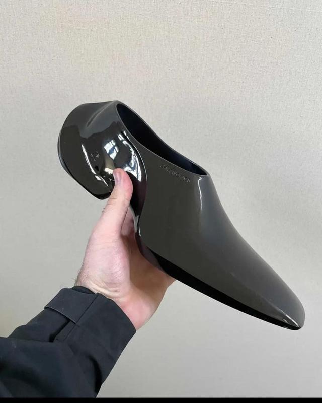 Как выглядит новая обувь, созданная Демной Гвасалия, и вызвавшая большой отклик в соцсети (+ фото)