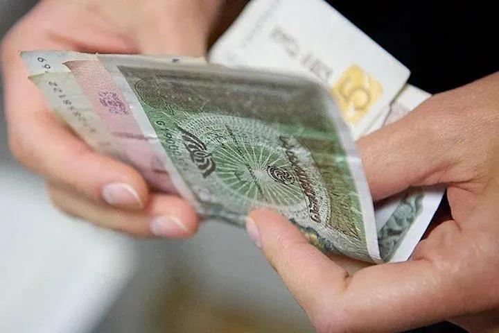 Зарплата учителей со статусом с января 2022 года повысится на 100 лари