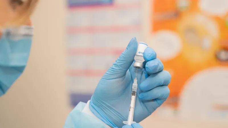 Граждане старше 50-ти лет, лица с хроническими заболеваниями и представители профессий высокого риска через 6 месяцев после второй прививки получат т.н. бустерную дозу