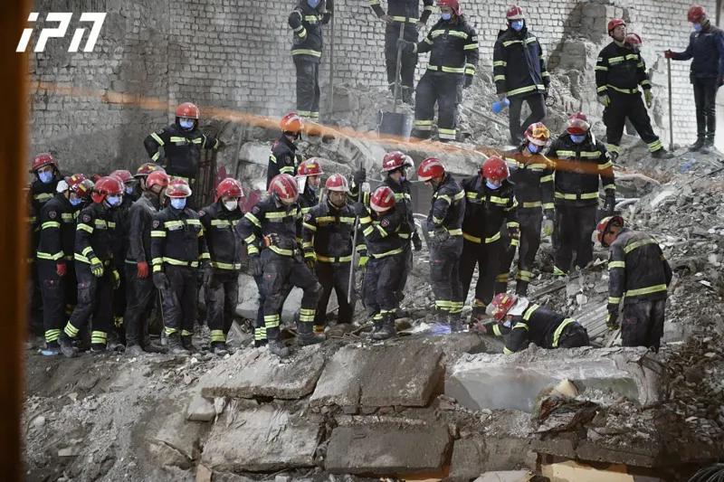 По информации МВД, по указанию владельца одной из квартир на первом этаже корпуса в Батуми были проведены ремонтные работы, что вызвало обрушение подъезда