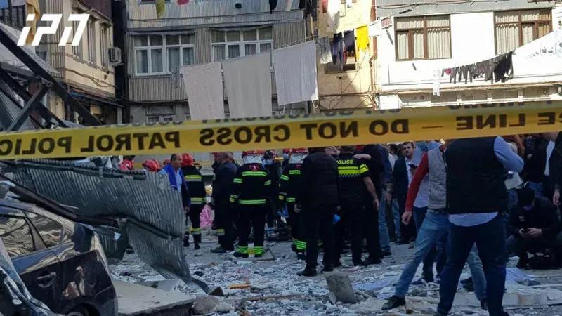 В Батуми полностью обрушился один подъезд жилого корпуса – На месте работают спасатели