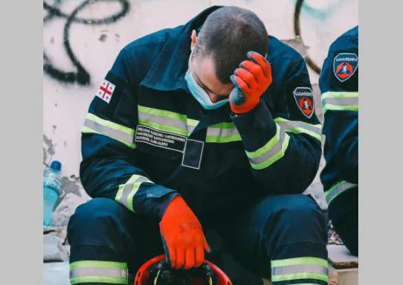 Фото дня: Спасатель после непрерывных многочасовых поисковых работ