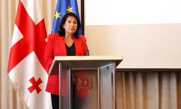 Президент – Призываю власти принять срочные и строгие меры – обязательную вакцинацию для групп риска, введение ковид-паспортов в публичных пространствах и даже платное лечение для непривитых людей