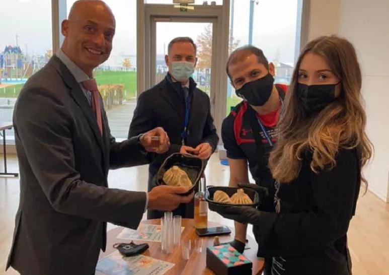 «Вкусные хинкали, а также вкусная чача с замечательными друзьями вместе»  - что пишет Джеймс Аппатурай в социальной сети