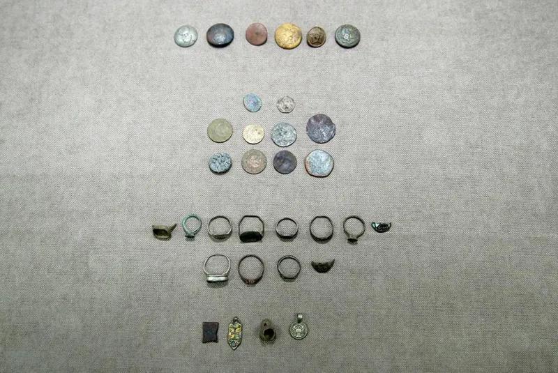 12 колец, бронзовый кулон и монета, отчеканенная при Давиде Агмашенебели - какую информацию СГБ распространяет об уникальном открытии (фото)