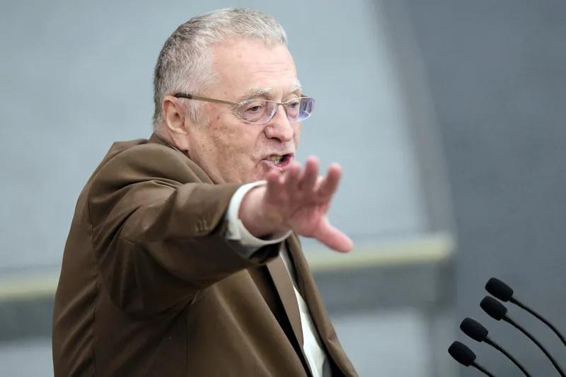 По мнению Владимира Жириновского, надо бомбить Украину и Запад в новогоднюю ночь – «Часа в 4 утра, в 5 утра, уже все подшофе»