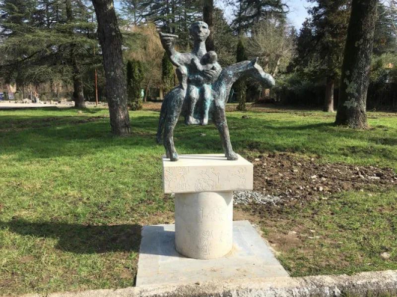 Со двора музея Дадиани в Зугдиди украли бронзовую скульптуру