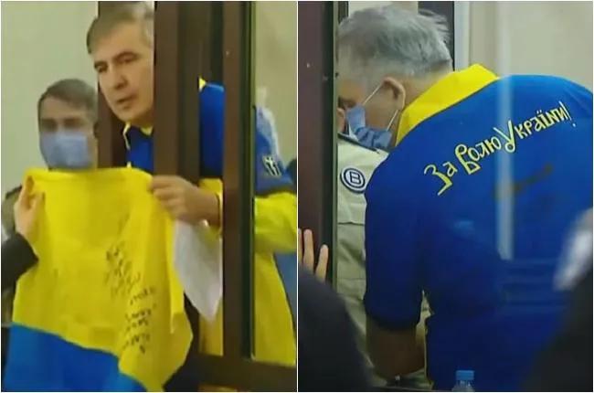 «Конфуз был вызван тем, что он держал наш государственный символ перевернутым» — что пишут украинские СМИ о Михаиле Саакашвили