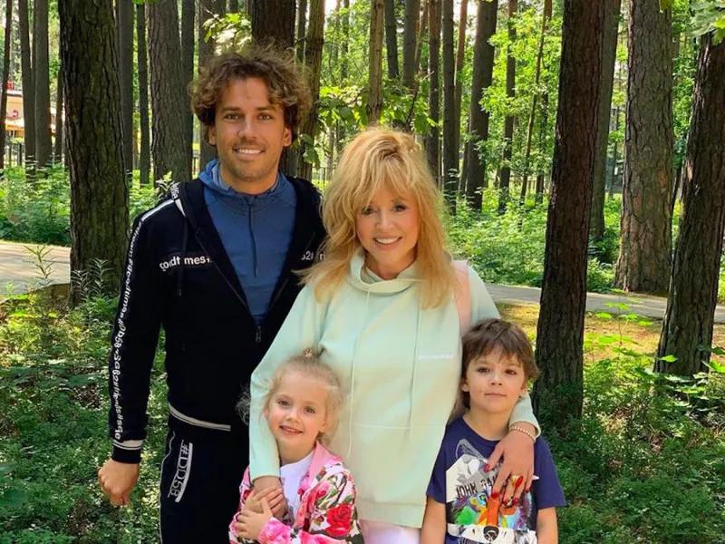 «Алла Пугачева вместе с семьей покинула Россию на частном самолете» - Почему россияне критикуют звездную семью и какая информация распространяется в СМИ?