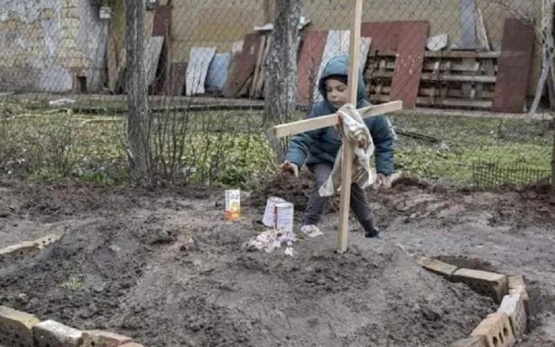 Шестилетний мальчик, мать которого умерла от голода, принес на ее могилу еду - еще одна душераздирающая история из Бучи