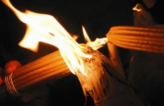 Христос Воскрес! - В храме Гроба Господня сошел Благодатный огонь