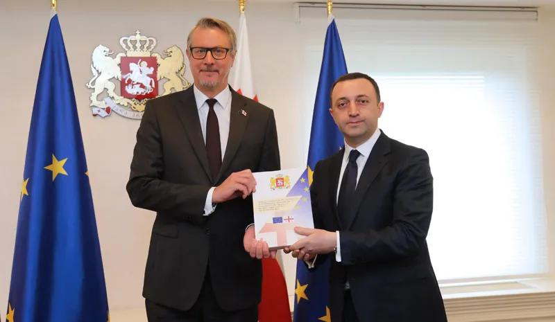 Ираклий Гарибашвили передал Карлу Харцелю первую часть опросника Евросоюза