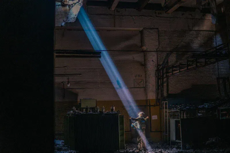 Фото дня - солнечный луч на заводе "Азовсталь"