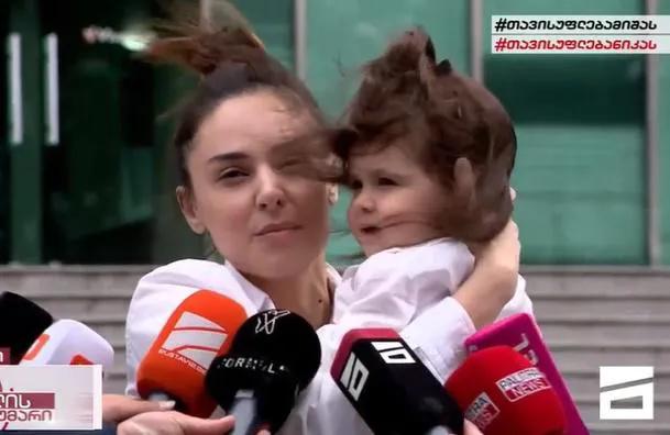 «Мне было сложно видеть его в таких условиях… Сам он был счастлив видеть нас» - Софо Нижарадзе и Элис Мария навестили Михаила Саакашвили (видео)