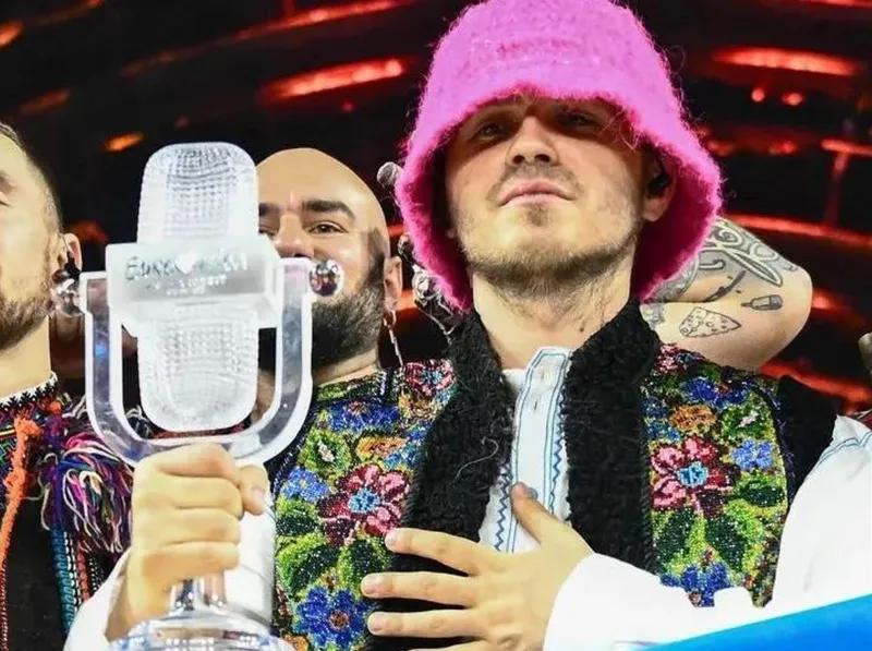 Победившая на конкурсе «Евровидение» украинская группа продала на аукционе свой приз за 900 000 долларов - деньги пойдут в помощь ВСУ