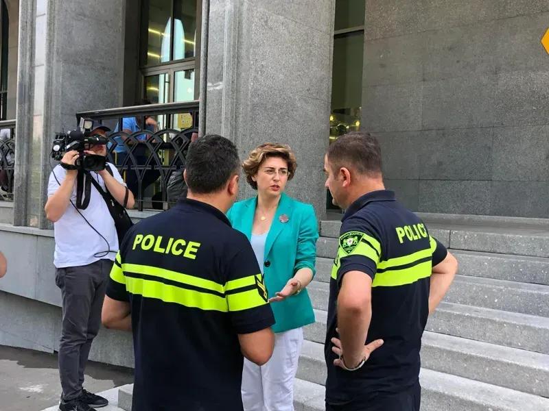 «На нас напали… И толкали нас, и матерились, преследовали нас» - Хатуна Самнидзе заявляет, что на нее и Давида Бердзенишвили напали на улице