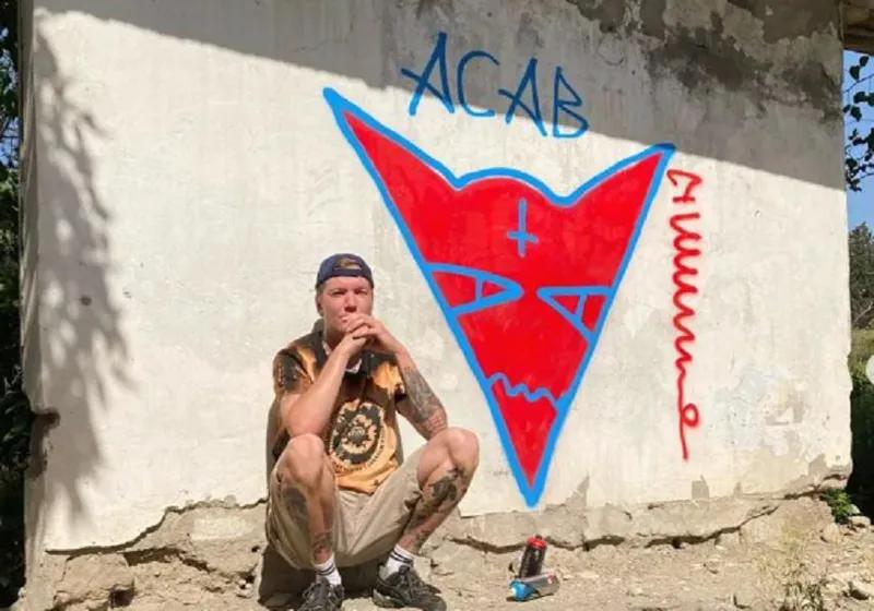 «Я в Тбилиси ходил по ночам пьяный, рисовал кошку...  Меня оштрафовали на 10 000 лари», - что пишет Михаил Вронский, человек, чьи рисунки породили теории заговора