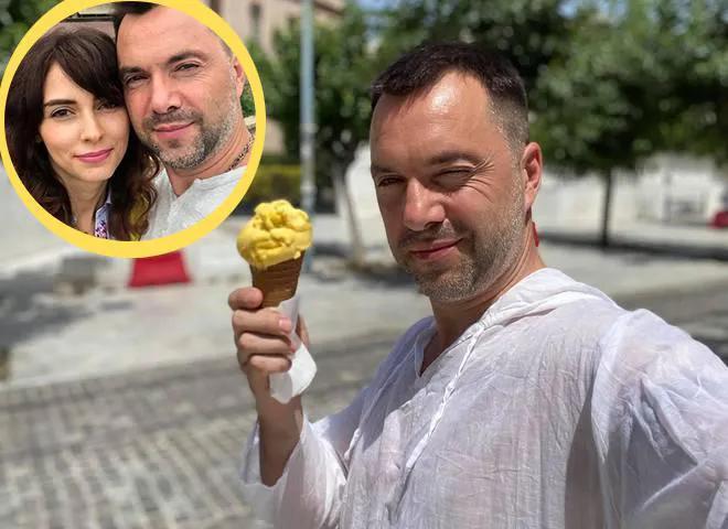 «С каждой было так - увидел и понял, что она будет моей будущей женой» — Арестович о трех женах, детях и доходах, которые увеличились во время войны