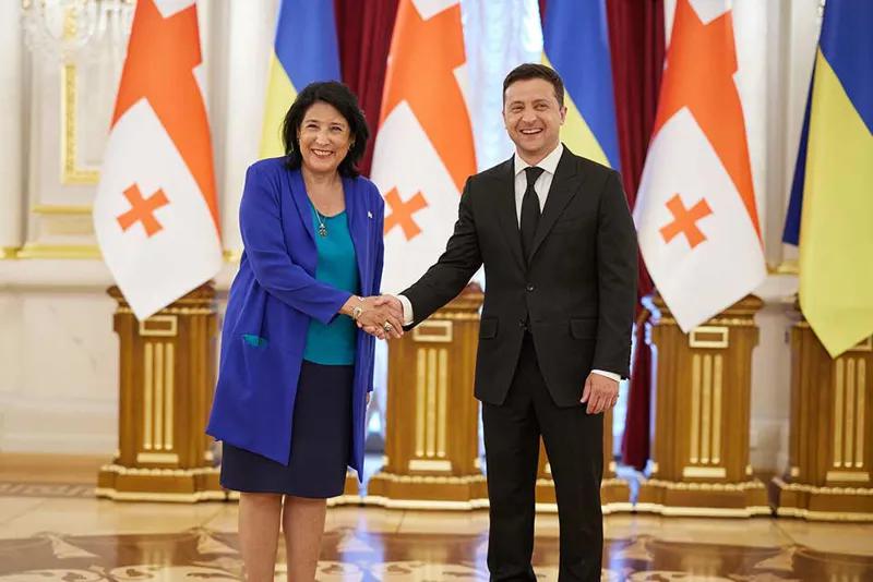 Владимир Зеленский, обращаясь к Саломе Зурабишвили - Я благодарен вашей стране за решительную и непоколебимую поддержку Украины, которая для нас бесценна