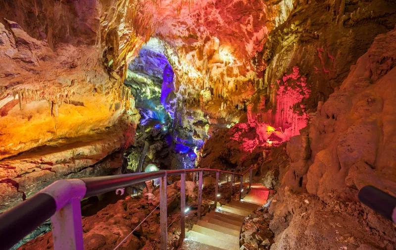 Самыми популярными туристическими зонами в Грузии являются пещера Прометея, каньон Мартвили, Сатаплия и каньон в Цалке