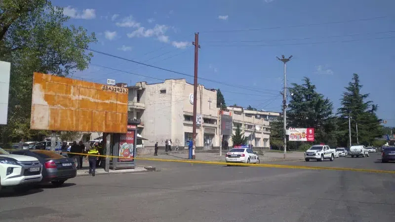 Налетчик на филиал «Банка Грузии» в Кутаиси выдвинул новые требования – Он требует российский флаг, удочку, вертолет и 2 миллиона долларов