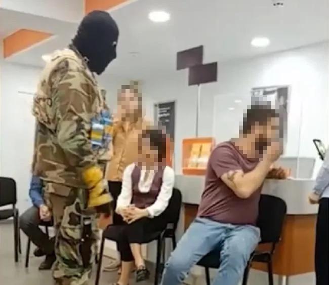 В одном из филиалов «Банка Грузии» в заложниках находятся 12 человек – Расследование ведется по факту налета, теракта и захвата заложников с террористической целью – МВД