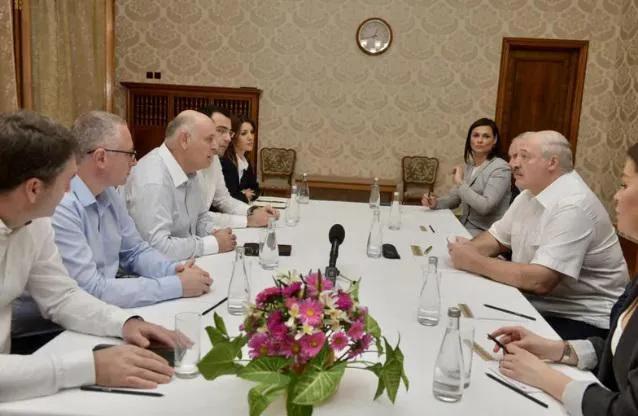 Лукашенко заявил, что прибыл в Абхазию после встречи с Путиным - «Вчера мы обсуждали проблемы Абхазии с нашим старшим братом Владимиром Владимировичем Путиным»