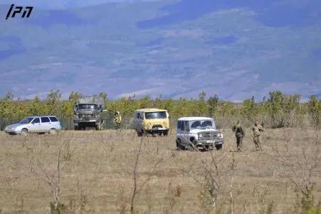 На территории близ села Двани представители российских оккупационных сил незаконно установили металлические столбы и колючую проволоку
