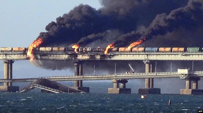 По одной из версий, в этой операции могли участвовать и иностранные спецслужбы – что пишут российские СМИ о грузовике, который связывают со взрывом Крымского моста