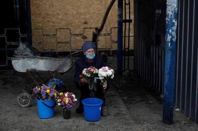 Фото дня: Пожилая женщина продает цветы на остановке в Николаеве на фоне российских ракетных обстрелов