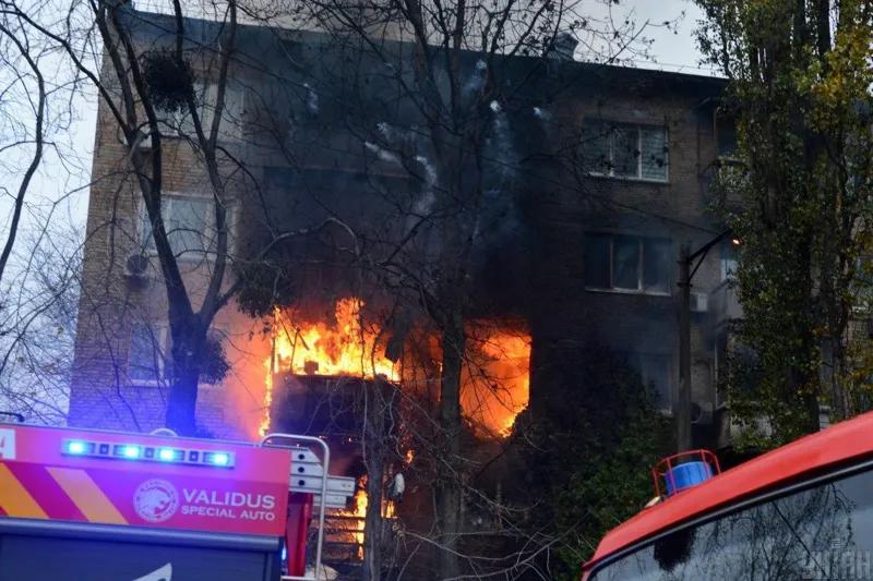 Российские ракеты попали в жилые дома в центре Киева - последние новости из столицы Украины (фото)