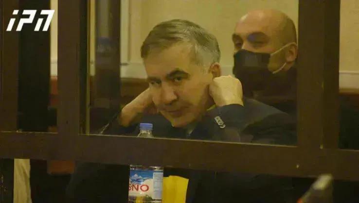 По информации центра «Эмпатия», у Михаила Саакашвили около 10 диагнозов, которые несовместимы с его заключением