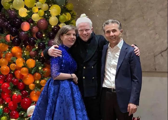 В соцсетях распространяется новогоднее фото Иванишвили - где живут дети миллиардера?