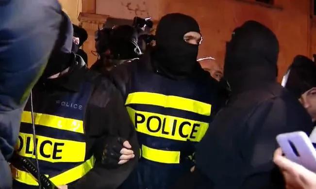 Крайне напряженная обстановка у парламента и беспрецедентная мобилизация полиции - задержаны несколько человек (видео)