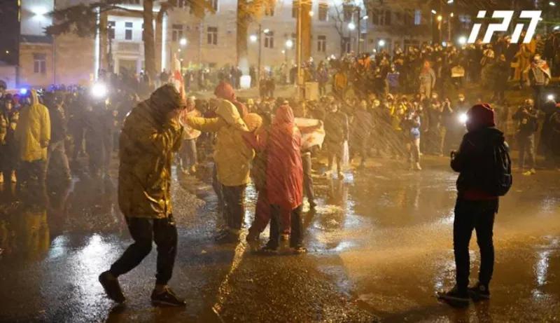 Обстановка у парламента крайне напряженная — активисты прорвали железные заграждения: МВД применяет водометы и слезоточивый газ