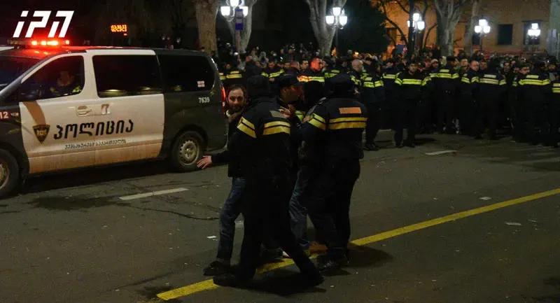 По информации МВД, на протестной акции у парламента Грузии задержано 66 человек