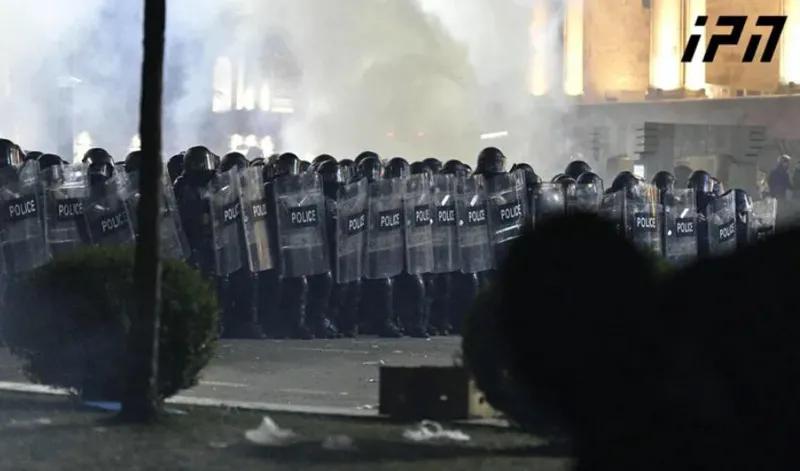 Спецназ очистил от митингующих и проспект Руставели