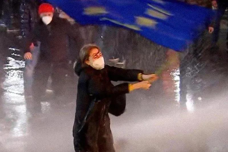 Кто та женщина, которая стала символом акций против закона о т.н. агентах?