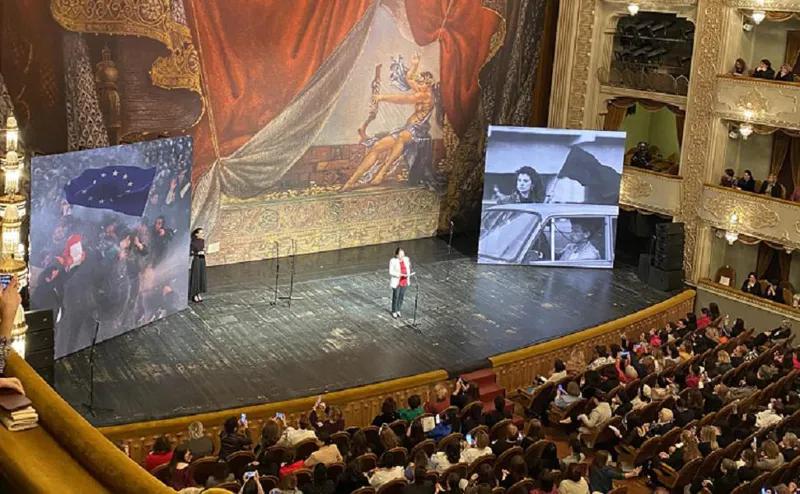 С 9 апреля 1989 года по 9 марта 2023 года и женщины, ставшие символами известных событий — исторические фото на сцене оперного театра