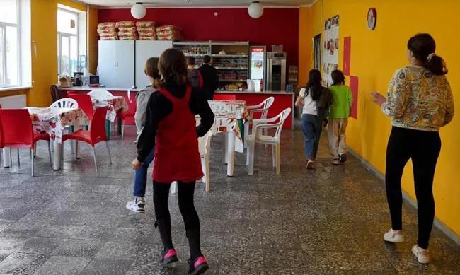 35% учащихся в Грузии никогда не едят в школьный период – что называют причиной?