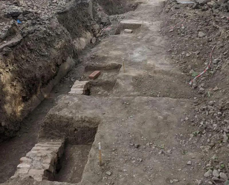 В ходе реабилитации проспекта Церетели обнаружено до 12 склепов